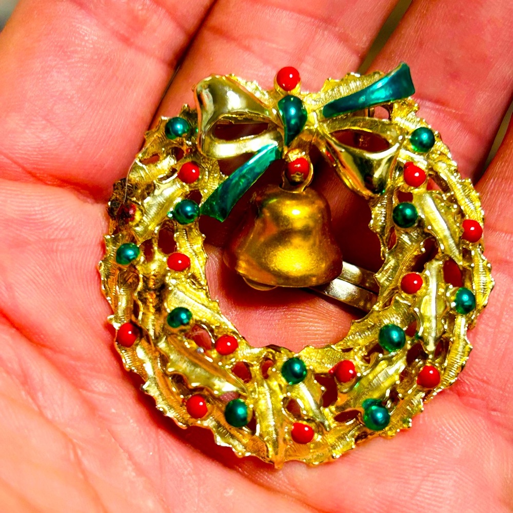 VINTAGE BROOCH GOLD TONE PIN 1.8" CHRISTMAS ENAMEL BELL WREATH BOW